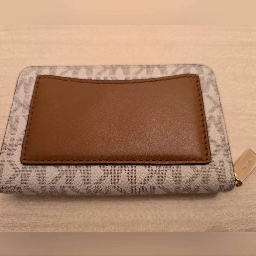 Michael Kors Monogram Wallet EUC - Picture 2 of 7